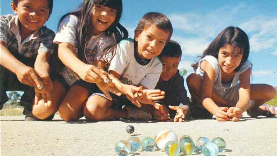 niños guatemaltecos jugando