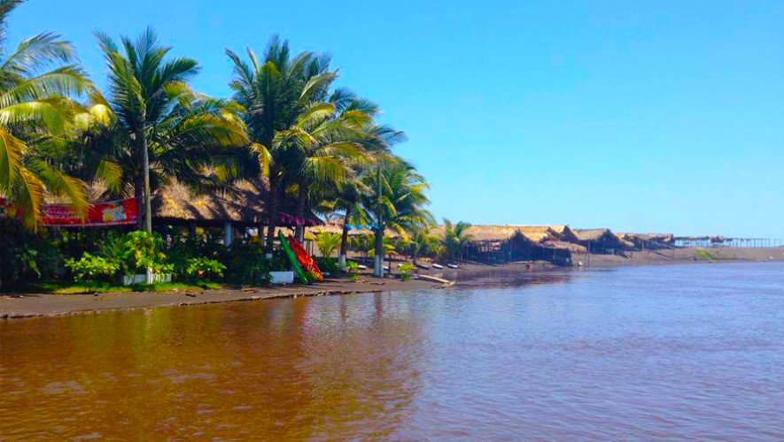 Surfeando en la costa pacífica de Guatemala