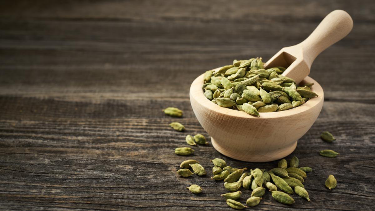 cardamomo en cuenco